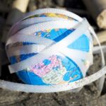 Jordglob med flyttplast runtom