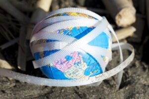 Jordglob med flyttplast runtom