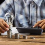 Man som räknar ut sin elkostnad