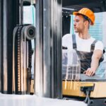 Man som kör truck i lagerlokal